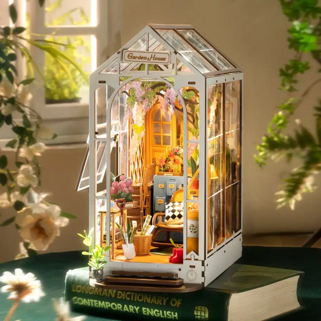 rolife holiday garden house book nook (1)