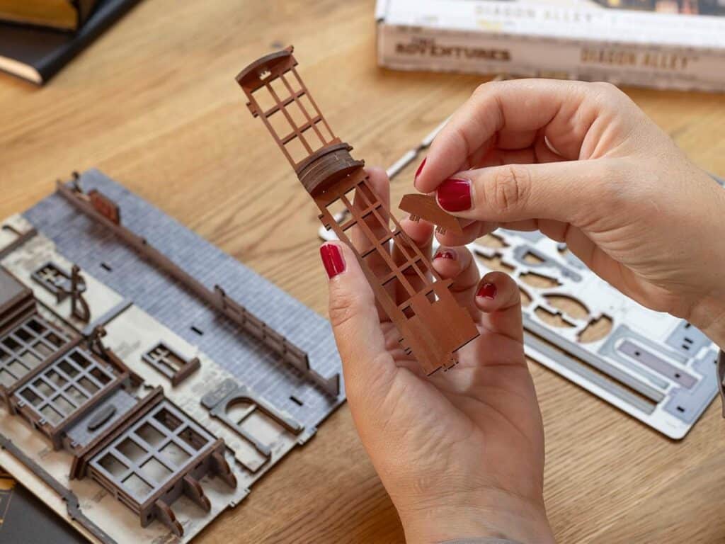 revell 00530 tiny adventures diagon alley – harry potter (5)